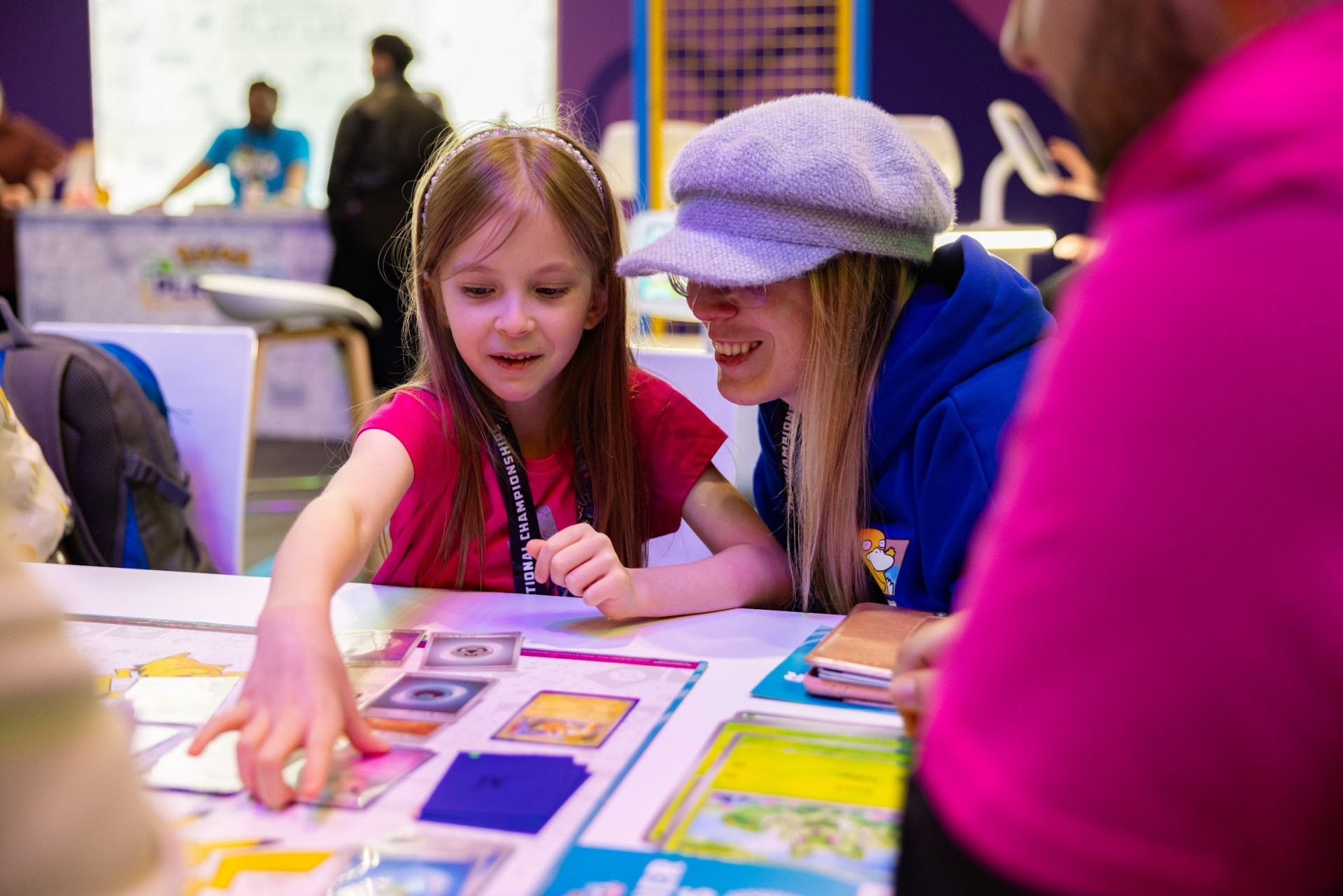 Visiteurs découvrant le Jeu de Cartes à Collectionner Pokémon, photo illustrative officielle non prise à Lucca